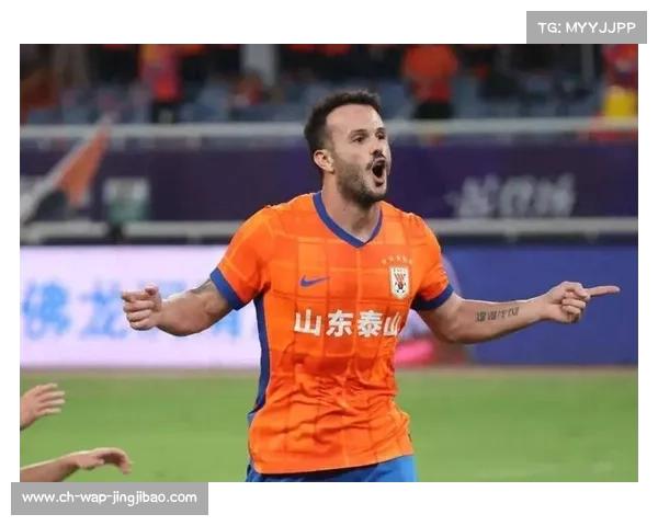 瓦科高举金靴奖杯,泰山主场陷入欢庆