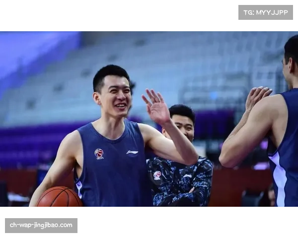 【2026年4月CBA联赛·人物·特写特写:杨鸣赛后更衣室用平板电脑向队员展示末节几个关键回合的防守落位数据图 【2026年4月CBA联赛·人物·特写特写:杨鸣赛后更衣室用平板电脑向队员展示末节几个关键回合的防守落位数据图